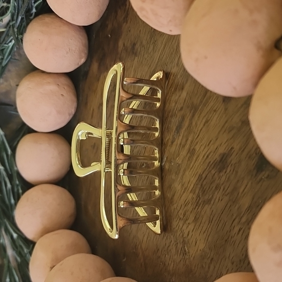 Gold metal hair clip - Picture 2 of 4